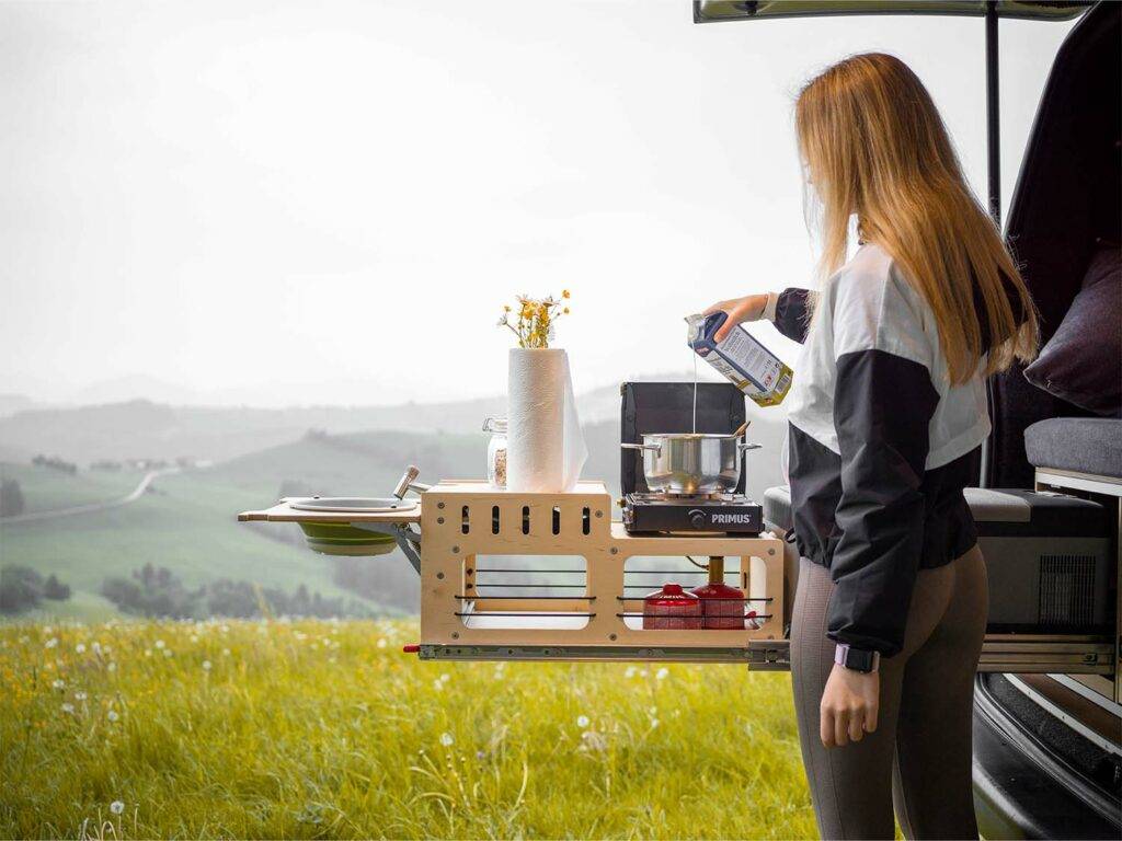 Der gesamte Küchenauszug der CampBoks Pro mit Kühlschrank, Primus Gaskocher und einen Waschbecken mit drei Meter Duschschlauch